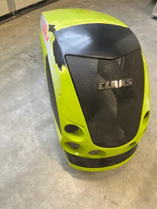 Vorher/Nachher: Motorhaube und Frontmaske eines Claas-Traktors wieder wie neu.