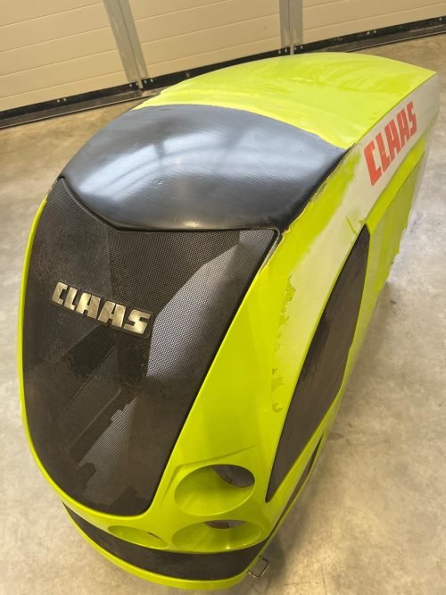 Vorher/Nachher: Motorhaube und Frontmaske eines Claas-Traktors wieder wie neu.