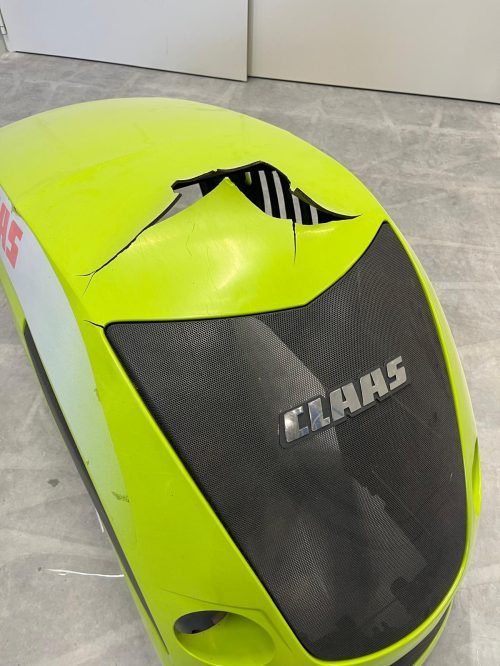 Vorher/Nachher: Motorhaube und Frontmaske eines Claas-Traktors wieder wie neu.