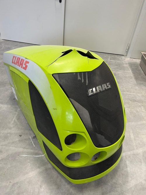 Vorher/Nachher: Motorhaube und Frontmaske eines Claas-Traktors wieder wie neu.